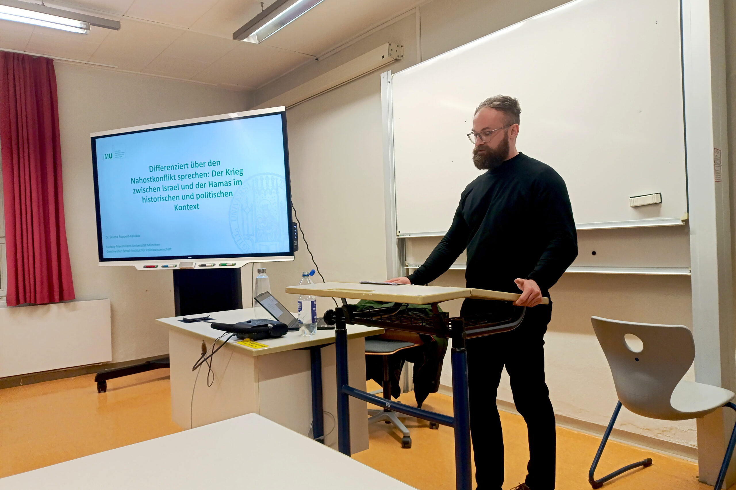 Referent Dr. Sascha Ruppert-Karakas rechts im Bild zu Beginn des Vortrags