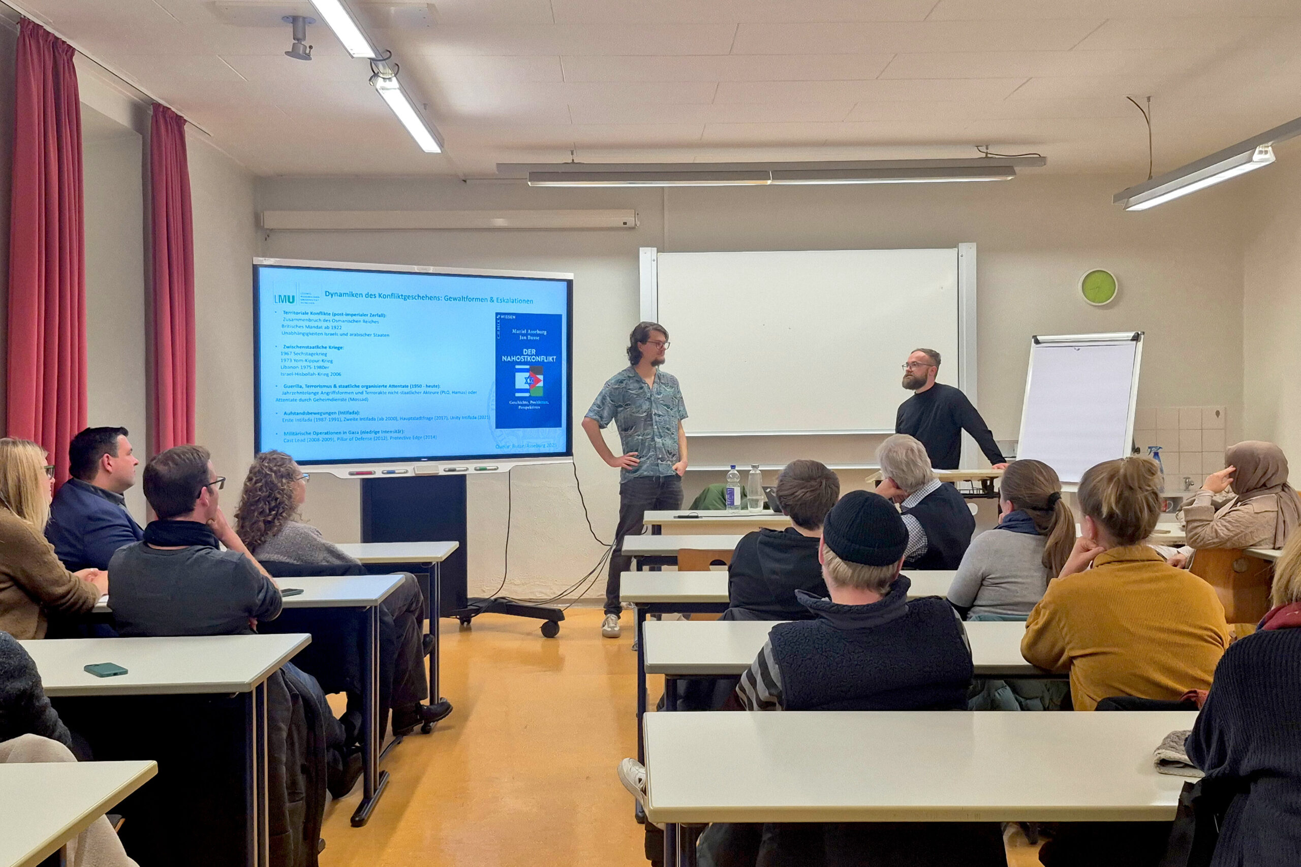 Das Publikum mit Organisator Silvan Hecht und Referenten Sascha Ruppert-Karakas im Gespräch, wie würdevoll zu dem Thema gesprochen werden kann.