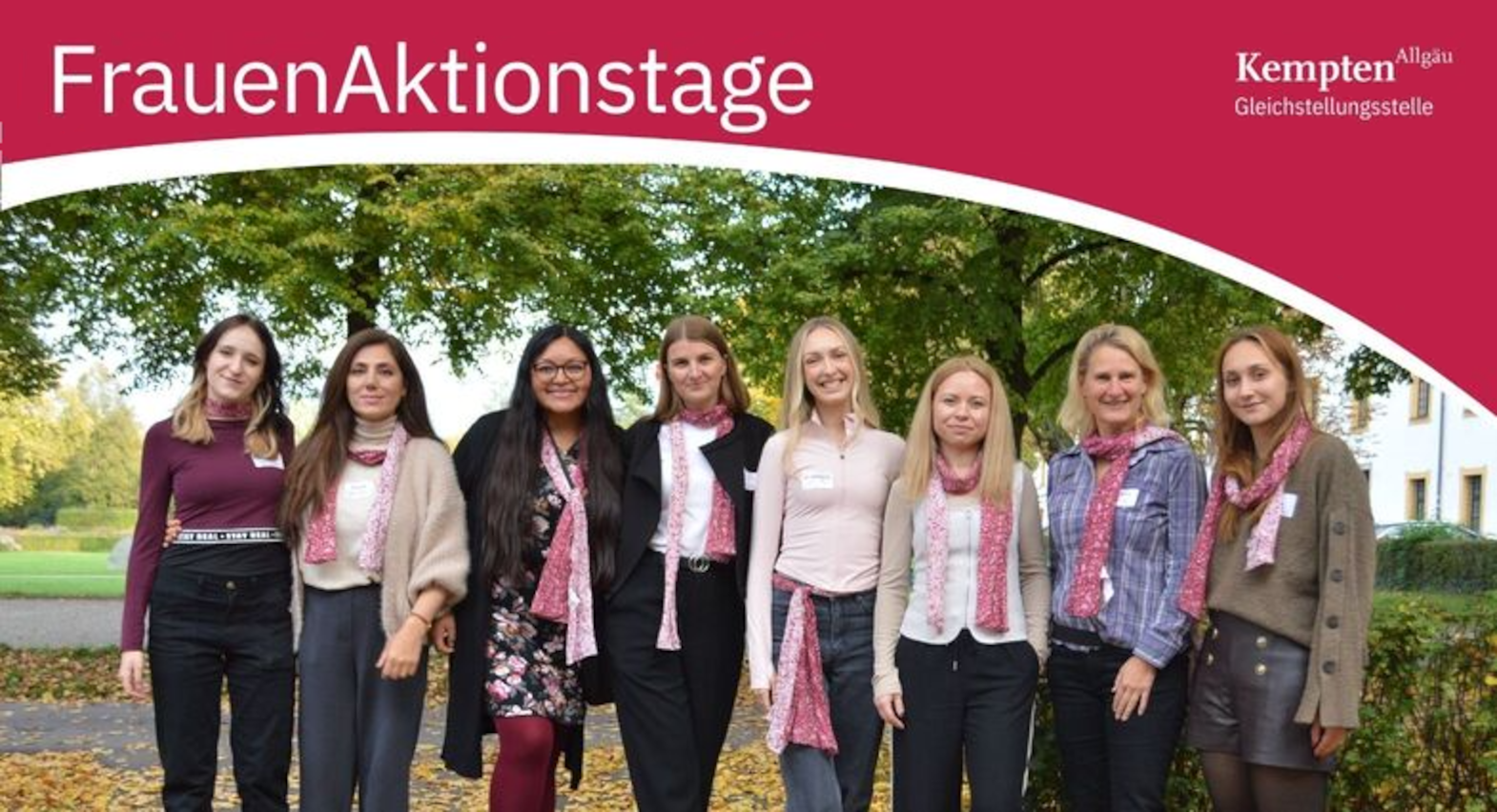 Bild im Rahmen der Frauenaktionstage. 8 Frauen der Connected Women stehen in einer Reihe vor grünen Hintergrund