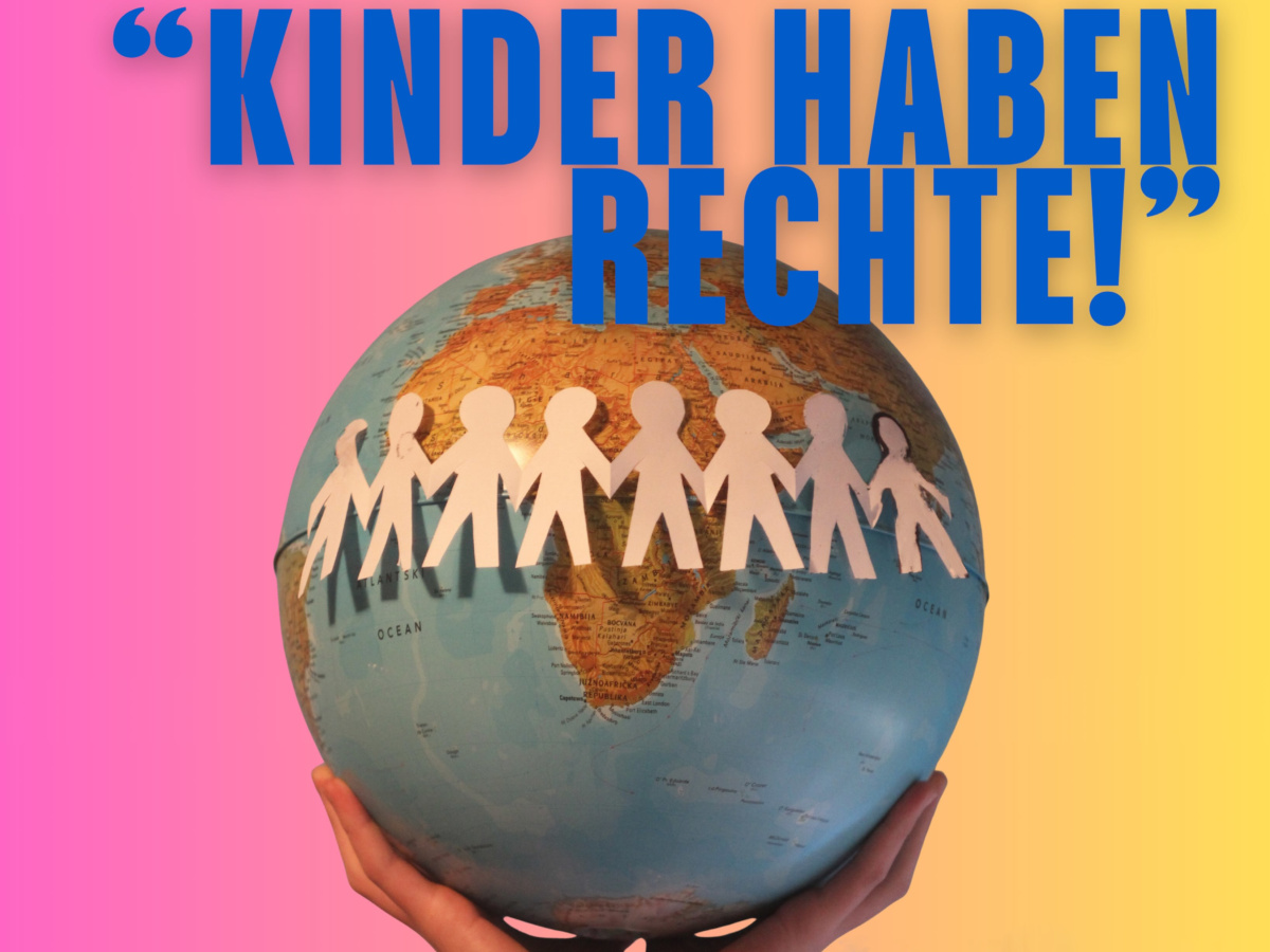 Werbebild Tag der Kinderrechte. Hände halten Globus mit Menschenkette aus Papier in der Hand