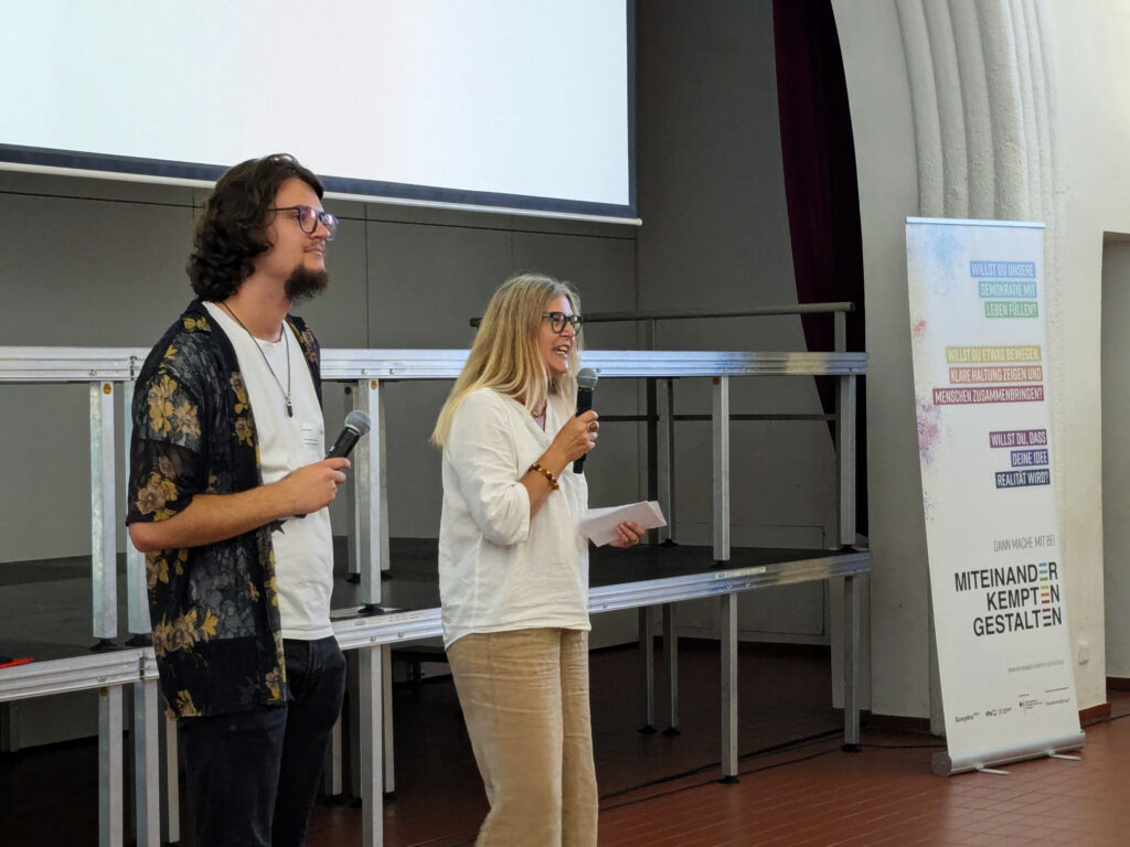 Das Moderatorenteam in Aktion: Links Silvan Hecht, die Koordinierungs- und Fachstelle; rechts: Romana Eger, federführendes Amt