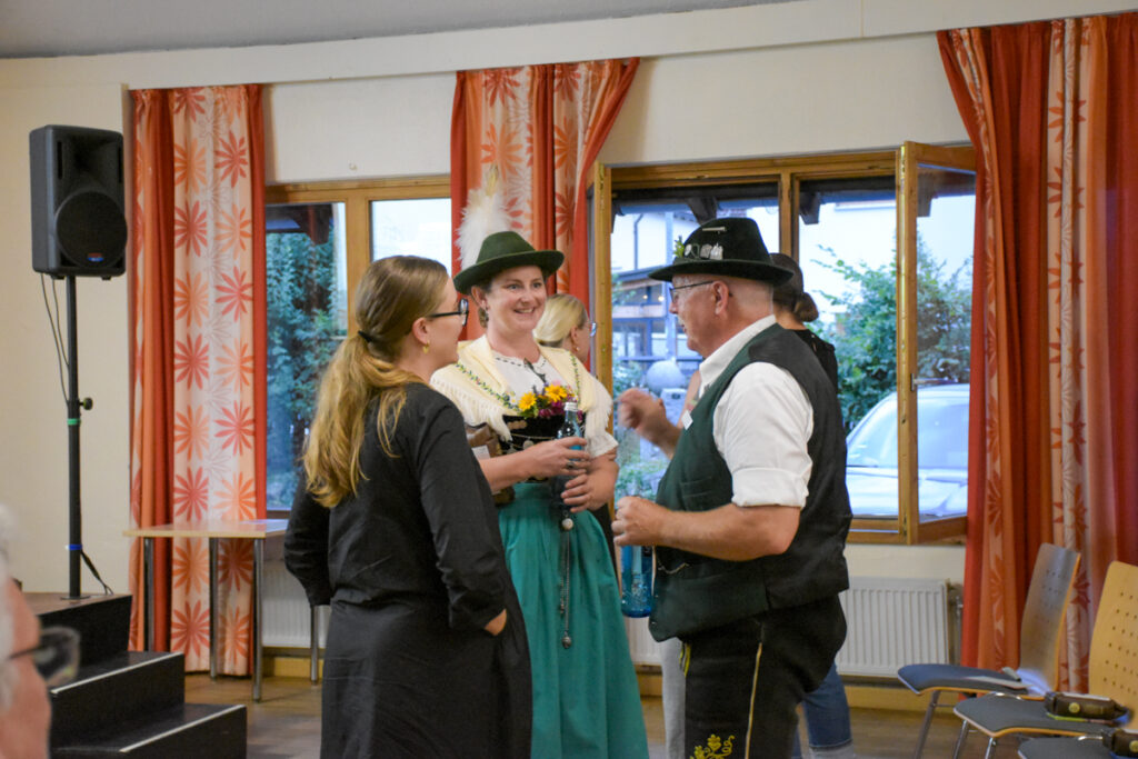 Katharina Trenkle (links) im Gespräch mit Franziska Limmer (Mitte) und Günter Frey (rechts) nach der Podiumsdiskussion „Heimat. Haltung. Tracht.“ im Haus International in Kempten.