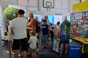Diverse Menschen machen bei den Mitmachangeboten mit.