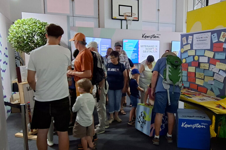 Diverse Menschen machen bei den Mitmachangeboten mit.