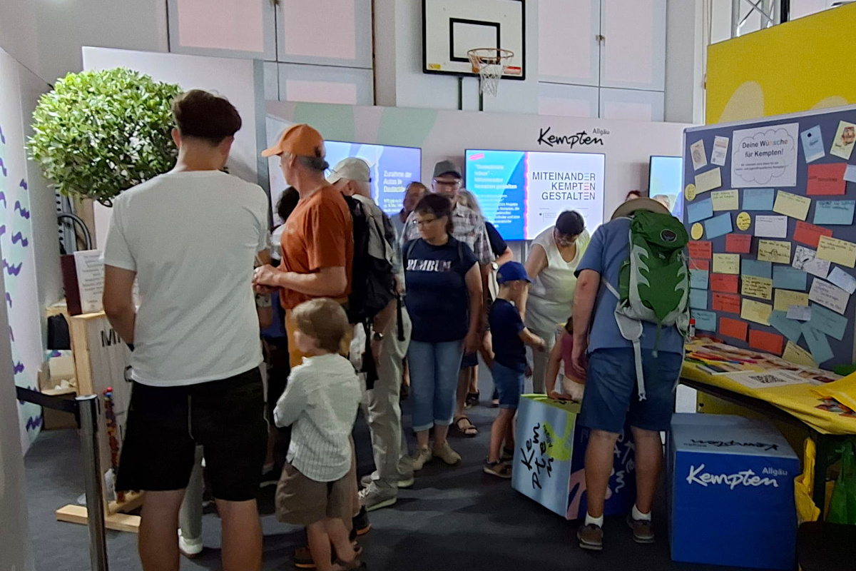 Diverse Menschen machen bei den Mitmachangeboten mit.