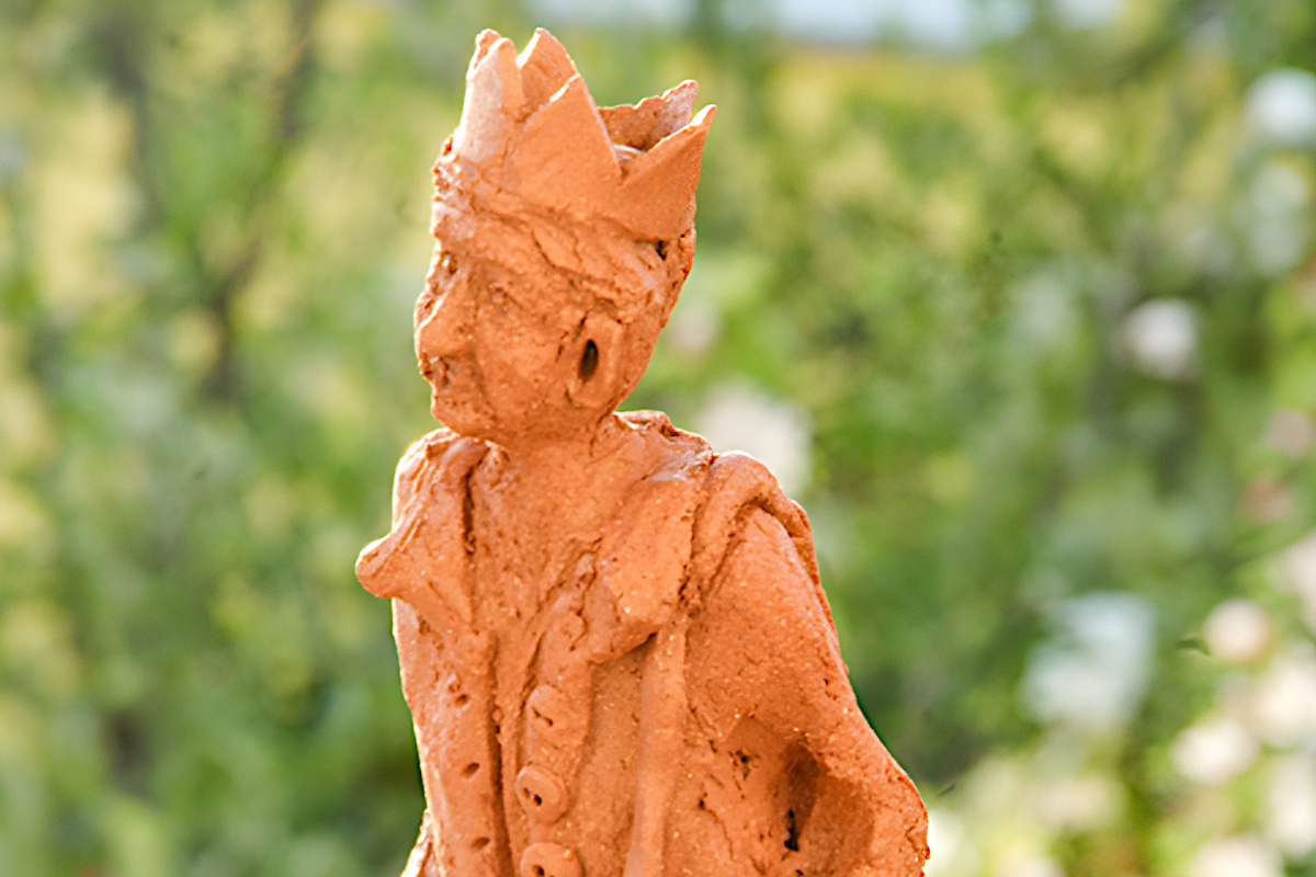 Tonfigur aus der Ausstellung "Du bist ein Königskind"