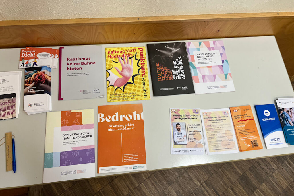 Verschiedene Flyer und Broschüren liegen auf einem Tisch aus